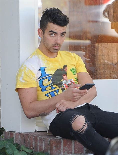 nick.jonas nipples|Joe Jonas Opens Up About The Size Of His Manhood, Losing。